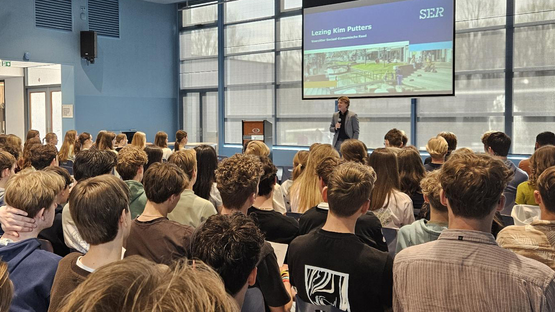 Kim Putters, voorzitter van de SER, in gesprek met klas 5
